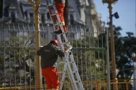 Por pedido de Alberto Fernández sacan las rejas de Plaza de Mayo