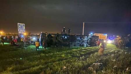 Trágico choque entre un camión y un colectivo estacionado