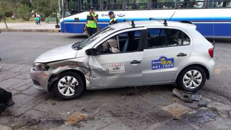 Fuerte impacto entre un remis y un taxi en pleno centro, hay dos heridos