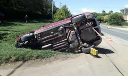 Un auto cayó a un canal y una mujer resultó lesionada en Quijano