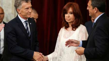 Mirá el video del que todos hablan: el tenso saludo entre Cristina y Macri en la asunción