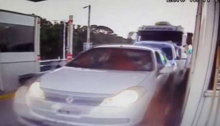 VIDEO Impresionante accidente: un camión embistió a una fila de autos en un peaje