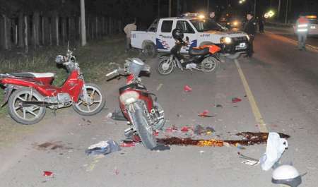 Changos corrían picadas en moto y chocaron de frente: murió un nene de 15 años