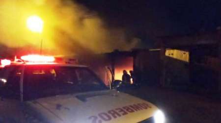 [HAY FOTOS] Salteños pusieron las luces de navidad y terminaron con la casa incendiada