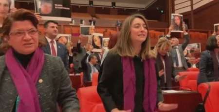 Un grupo de diputadas entona ‘Un violador en tu camino’ en el Parlamento turco