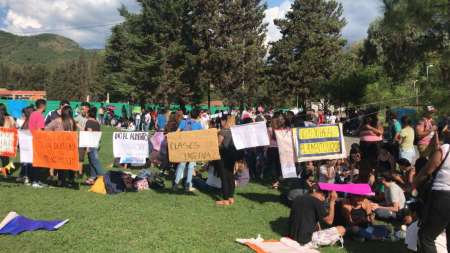 Más de una semana de protestas en la UCASAL: "No sabemos si vamos a poder estudiar en el 2020"