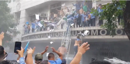Violentos incidentes en la sede de la UTA en Buenos Aires por una interna gremial: tomaron el edificio