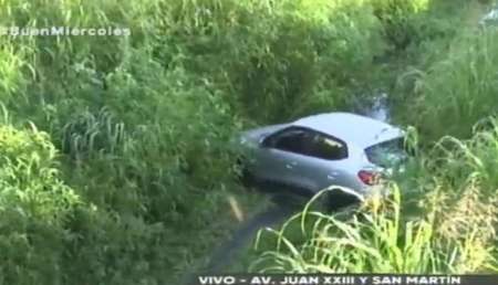 Una principiante chocó y terminó dentro del canal en Av. Juan XXIII