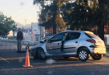 Palazo y milagro en avenida Paraguay: se reventó contra un poste y sobrevivió