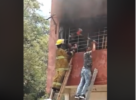 Video: Bomberos salvan a un niño de feroz incendio en una vivienda