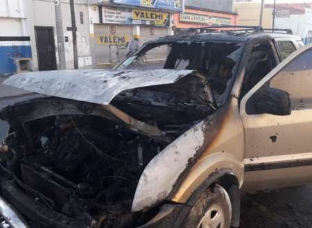 Por un cortocircuito una camioneta se incendió en la Avenida Chile