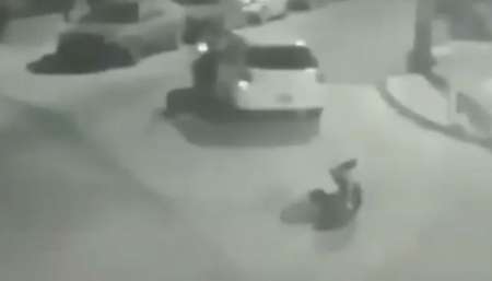 VIDEO Dos delincuentes le robaron el auto a una mujer y la atropellaron al huir del lugar