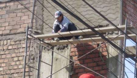 Cayó desde un andamio en una obra en construcción y falleció camino al hospital