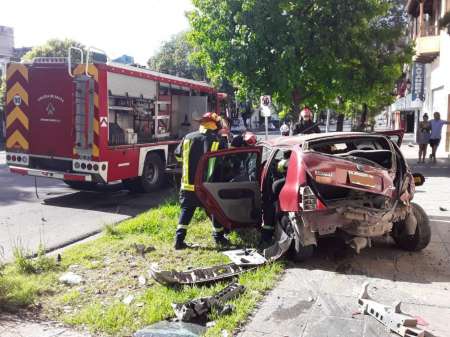 Un joven chocó contra un árbol y quedó atrapado entre los hierros