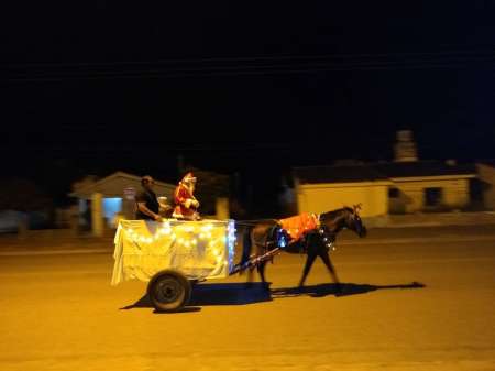 Papá Noel visitó un pueblito salteño y regaló juguetes a los niños pobres