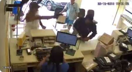 VIDEO: Cliente en México mata a tiros a ladrón, sus cómplices huyen
