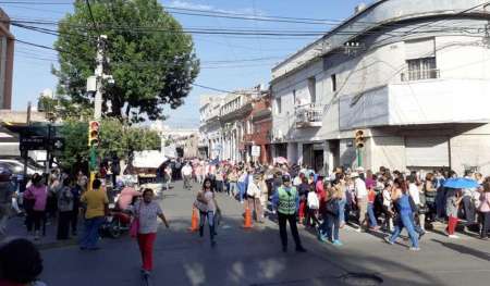 Eternas colas en distintos bancos para cobrar el bono extraordinario