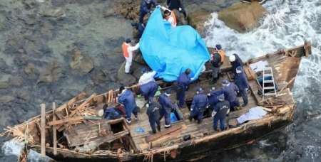 Apareció "barco fantasma" con cinco cadáveres en Japón