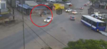 Iba en moto a gran velocidad, no pudo frenar y terminó dentro de una casa