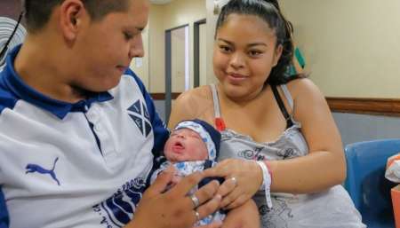 En los primeros minutos de 2020, llegó la "bendición" a una familia joven