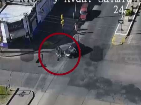 Dos motociclistas resultaron heridos tras chocar con un auto