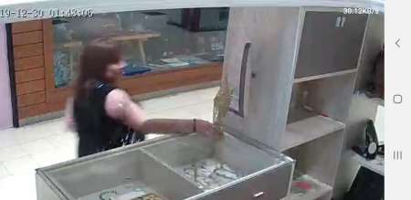 Le gustó el adorno navideño de un local y lo robó