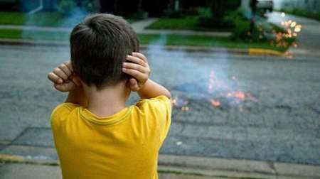 Pese a la prohibición, la pirotecnia se hizo escuchar en la ciudad