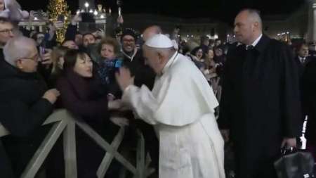 El Papa le dio un chirlo a una mujer y luego pidió disculpas