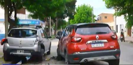 En pleno macrocentro, chocó y destrozó un auto estacionado: "Quise esquivar un bache"