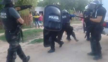 Video: la policía reprimió a integrantes de una comunidad Wichí