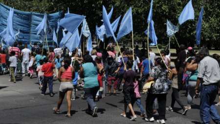 La Nación quiere que quien tenga plan social, deba estudiar