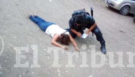 Un hombre arrastró varios metros con su vehículo a su pareja en el Hogar Escuela