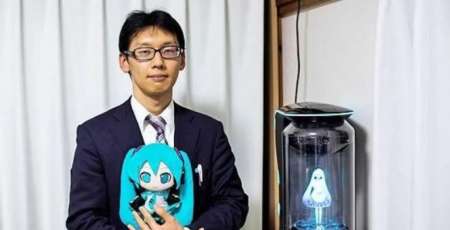 Está casado con holograma pero quedará "viudo" por actualización de software