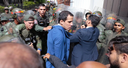 Venezuela: bloquearon el ingreso de la oposición al Parlamento y desplazaron a Juan Guaidó