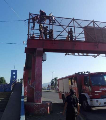 Salvaron a una mujer que intentó arrojarse desde la pasarela de Av. Paraguay