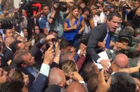 Venezuela: Juan Guaidó logró ingresar a un Parlamento custodiado por agentes de seguridad