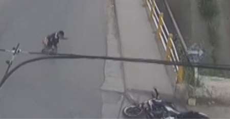 Impactante: motociclista chocó con un auto y voló por los aires