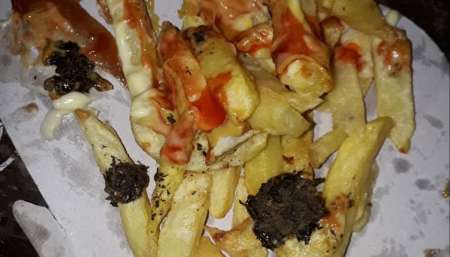 Un joven intentó pasar droga a un detenido en un cucurucho de papas fritas