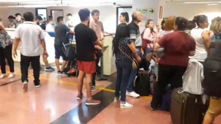 Bronca en el aeropuerto: pasajeros varados en Salta por vuelos de Flybondi cancelados