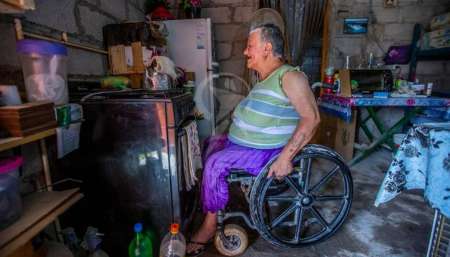 María tiene distrofia muscular y clama por una silla de ruedas a motor