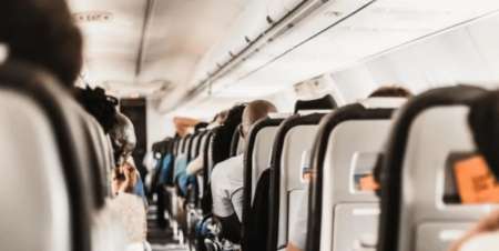 Borracha quiso tener sexo con el resto de los pasajeros de un avión: acabó arrestada