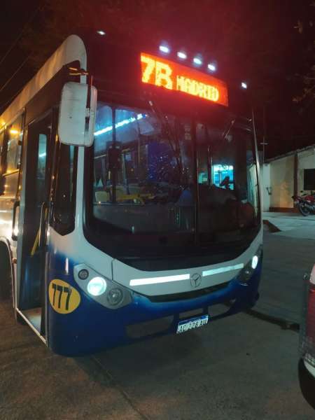 Dañaron cuatro coches de SAETA y amenazaron a un chofer