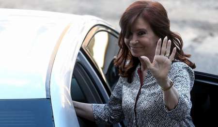 Cristina regresa al país luego de visitar a su hija en Cuba