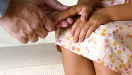 Un anciano amigo y vecino de la familia abusó de dos niñas de 8 y 9 años