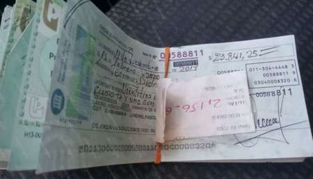 Encontró cheques por $2 millones, los devolvió y le dieron una recompensa insólita