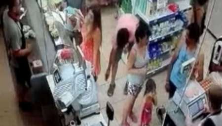 VIDEO Un hombre filmaba las partes íntimas de mujeres en un negocio y fue escrachado