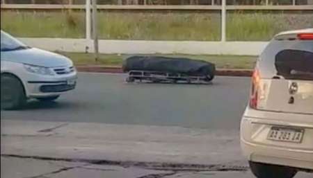 VIDEO “Se te cayó el muerto”, un coche fúnebre perdió el ataúd en una avenida