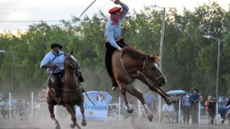 Polémica en Jesús María: "Los jinetes saben que al subirse a un caballo llevan las de perder"