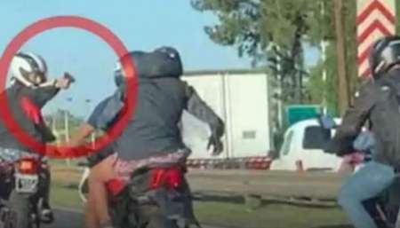VIDEO A punta de pistola, motochorros le robaron a un motociclista en plena autopista