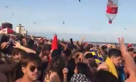 Locura en la playa: lluvia de botellas en Villa Gesell